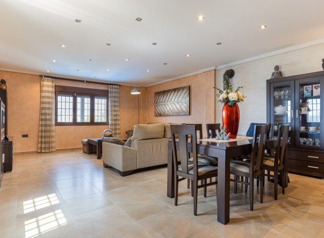 Resale - Villa * - Los Montesinos - La Herrada *