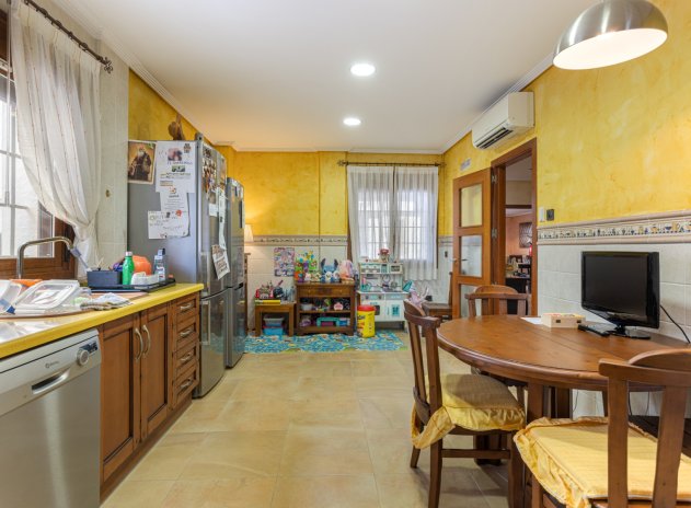 Resale - Villa * - Los Montesinos - La Herrada *