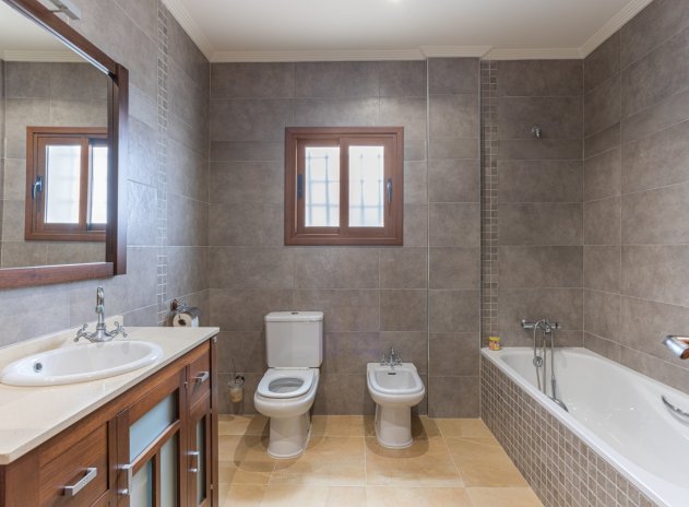 Resale - Villa * - Los Montesinos - La Herrada *