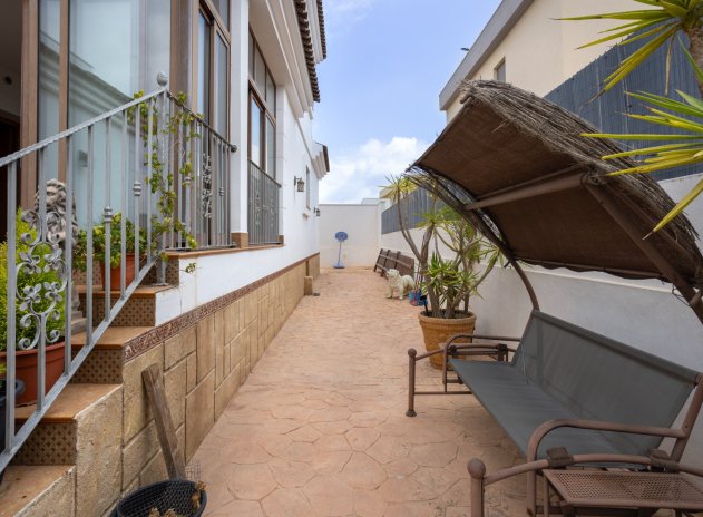 Resale - Villa * - Los Montesinos - La Herrada *