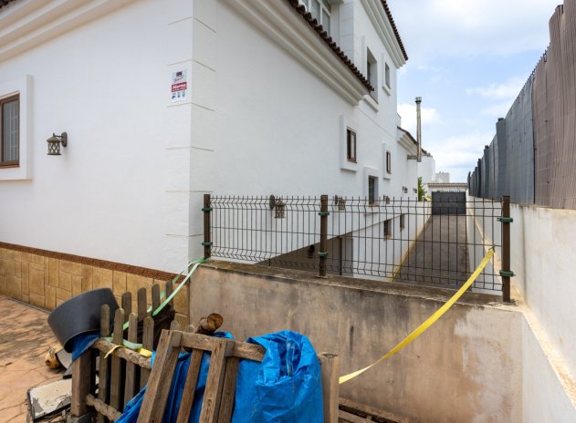 Resale - Villa * - Los Montesinos - La Herrada *