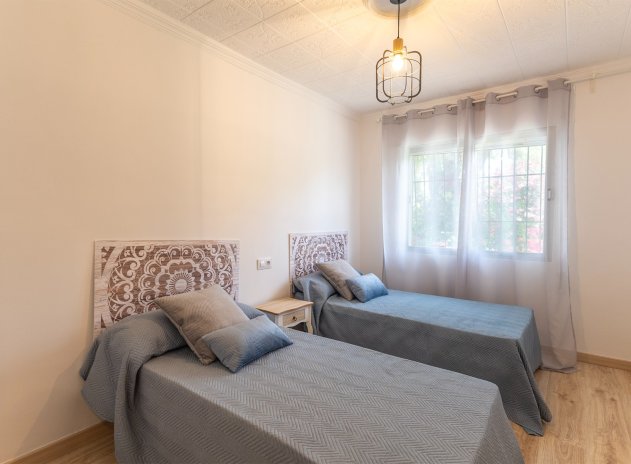 Wiederverkauf - Finca / Ländliches Wohnhaus - Orihuela