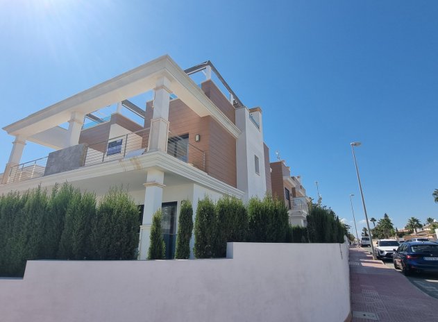 Resale - Townhouse * - Ciudad Quesada * - Lo Marabú *