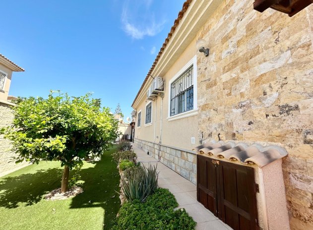 Resale - Villa * - Torrevieja * - La Siesta