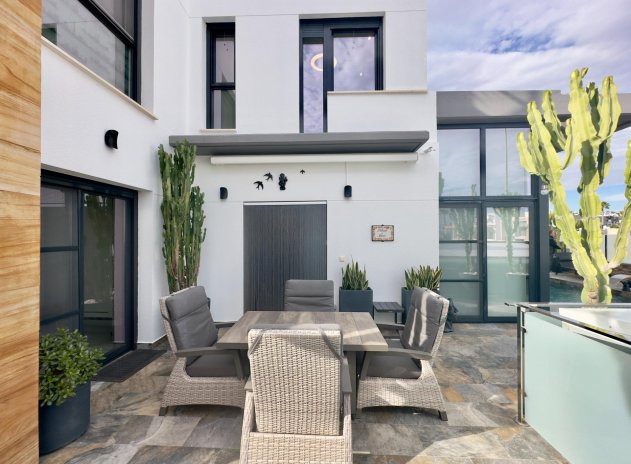 Resale - Villa * - Orihuela Costa * - Lomas de Cabo Roig *