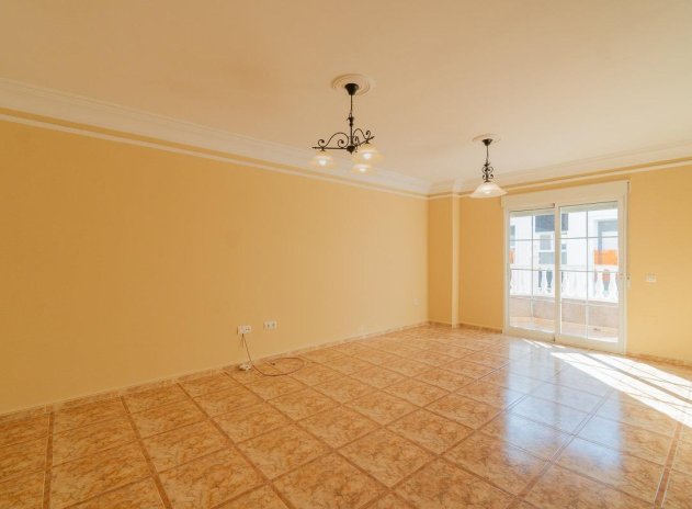 Resale - Apartment / Flat * - Torrevieja *