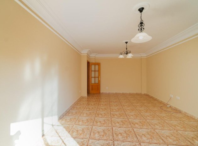 Resale - Apartment / Flat * - Torrevieja *