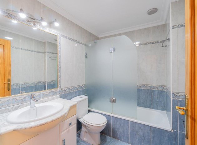 Resale - Apartment / Flat * - Torrevieja *