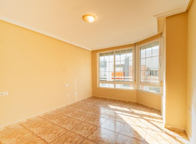 Resale - Apartment / Flat * - Torrevieja *