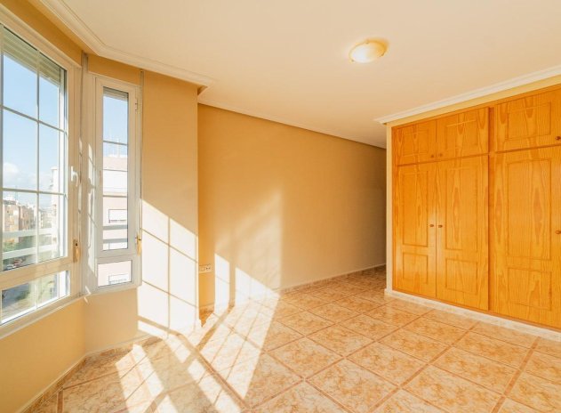 Resale - Apartment / Flat * - Torrevieja *