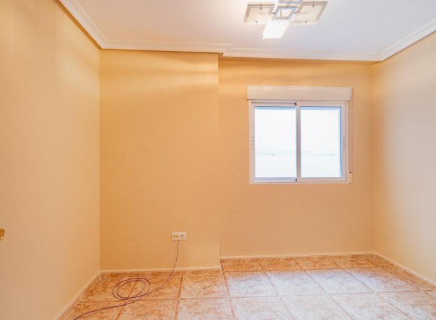 Resale - Apartment / Flat * - Torrevieja *