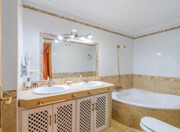 Resale - Apartment / Flat * - Torrevieja *