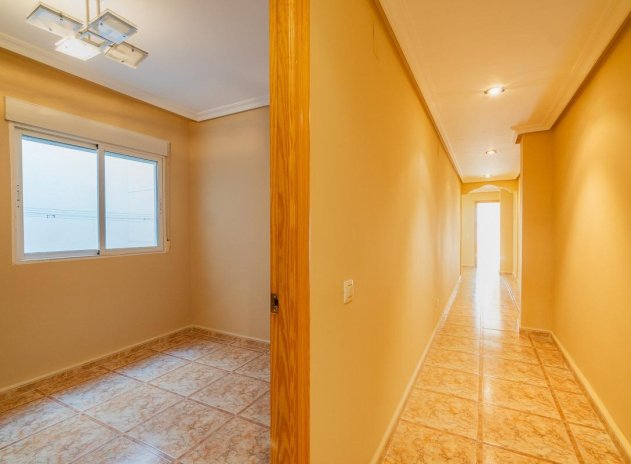 Resale - Apartment / Flat * - Torrevieja *