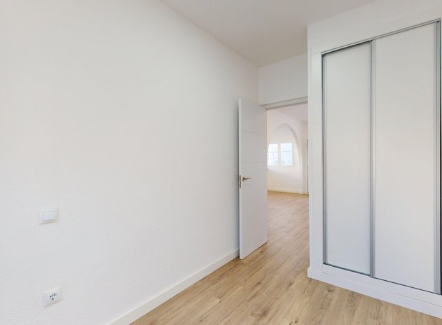 Resale - Apartment / Flat * - Torrevieja *