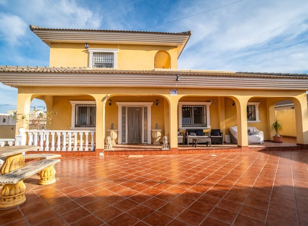 Resale - Villa * - Torrevieja * - Los Balcones *