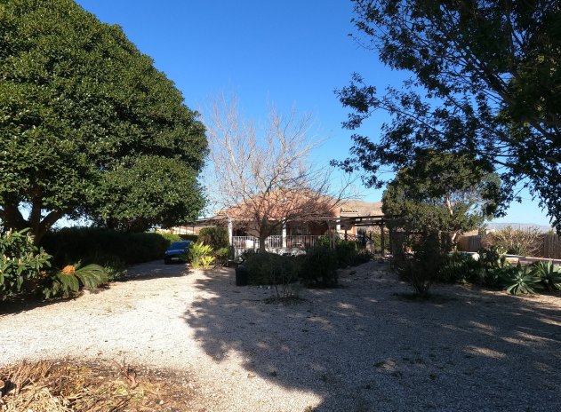 Resale - Finca / Country Property *  - Orihuela *