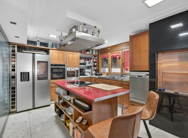 Resale - Villa * - Elche