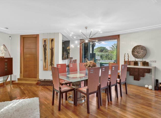 Resale - Villa * - Elche