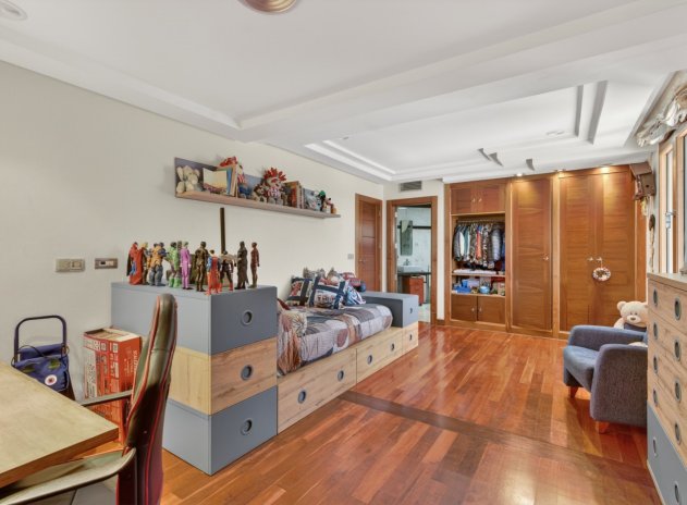 Resale - Villa * - Elche