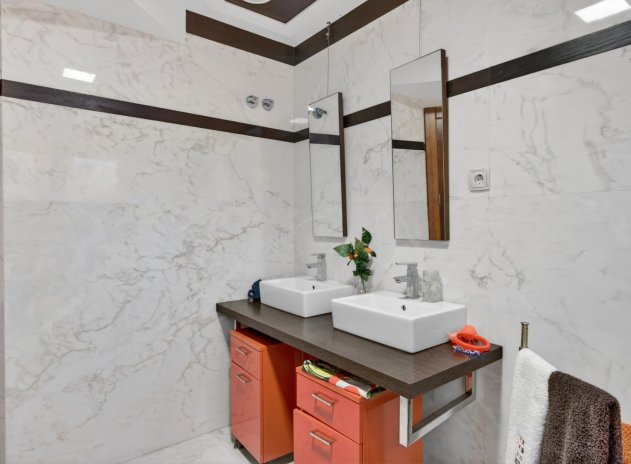 Resale - Villa * - Elche