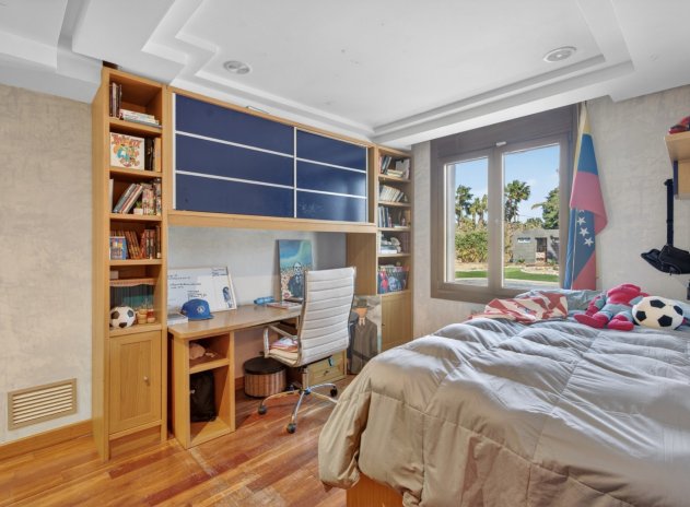 Resale - Villa * - Elche