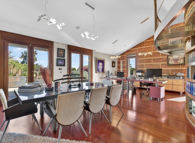 Resale - Villa * - Elche