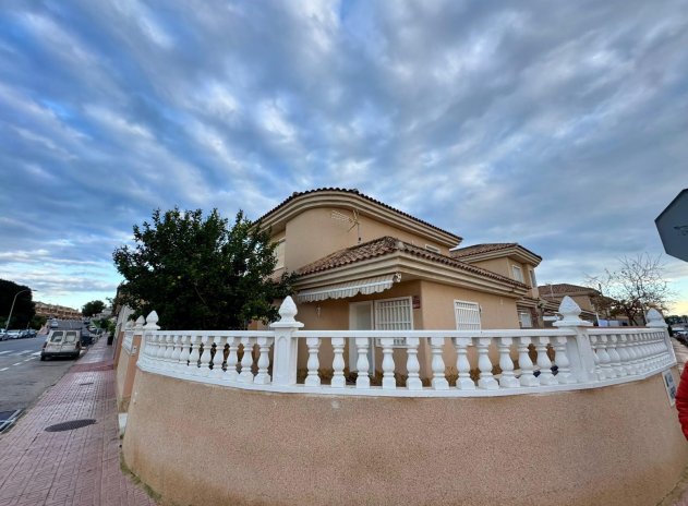 Resale - Villa * - Torrevieja * - Los Balcones *