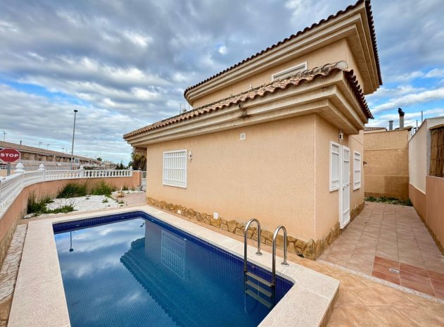 Resale - Villa * - Torrevieja * - Los Balcones *