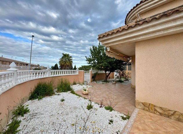 Resale - Villa * - Torrevieja * - Los Balcones *