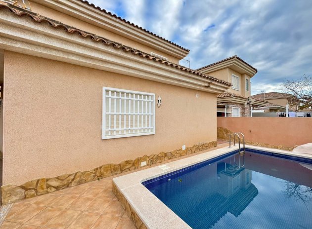 Resale - Villa * - Torrevieja * - Los Balcones *
