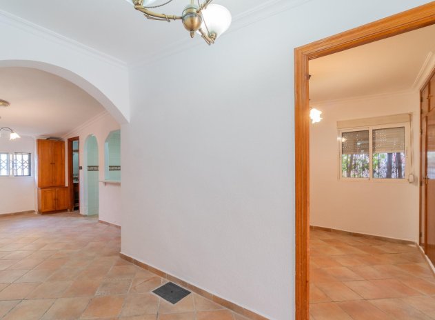 Resale - Villa * - Torrevieja * - Los Altos *