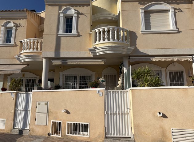 Herverkoop - Rijwoning - Heredades