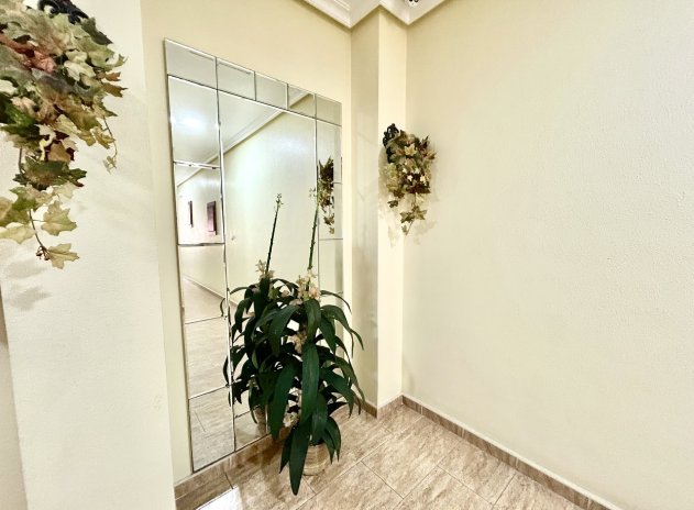 Resale - Apartment / Flat * - Almoradí *