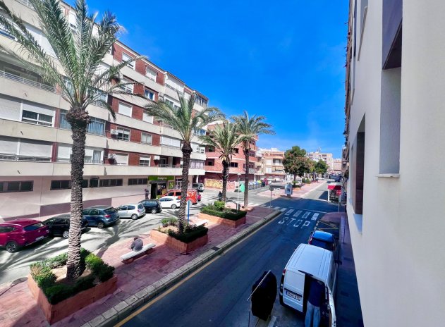 Resale - Apartment / Flat * - Torrevieja *