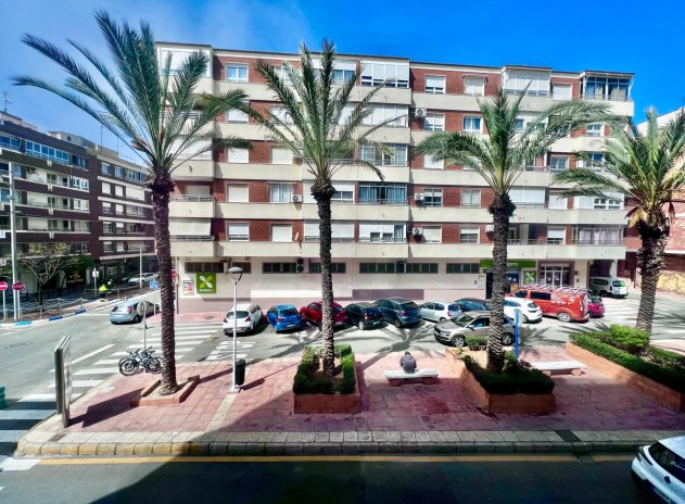 Resale - Apartment / Flat * - Torrevieja *