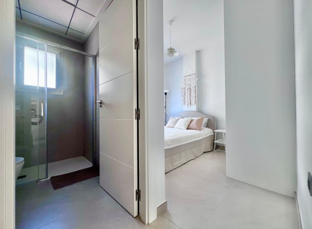 Resale - Apartment / Flat * - Torrevieja *