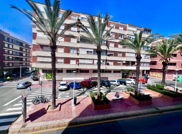 Resale - Apartment / Flat * - Torrevieja *