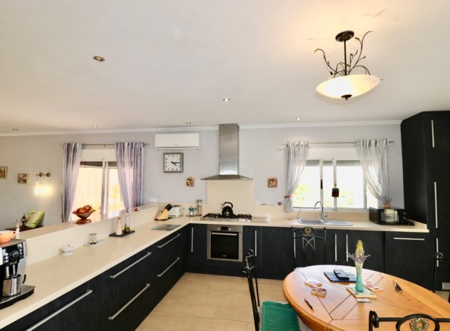 Herverkoop - Finca / Plattelands Woning - Albatera