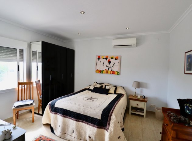 Herverkoop - Finca / Plattelands Woning - Albatera