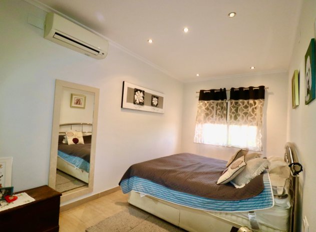 Herverkoop - Finca / Plattelands Woning - Albatera