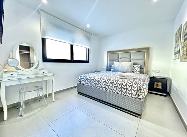 Resale - Villa * - Los Balcones *