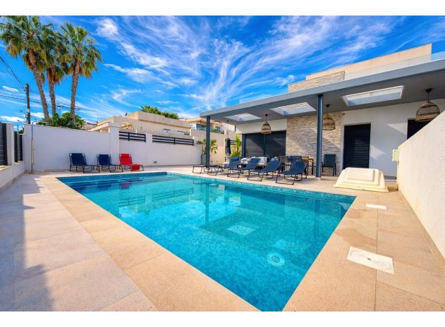 Resale - Villa * - Los Balcones *