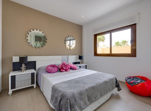 Resale - Villa * - Rojales *