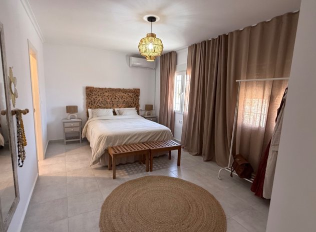 Resale - Villa * - Torrevieja *