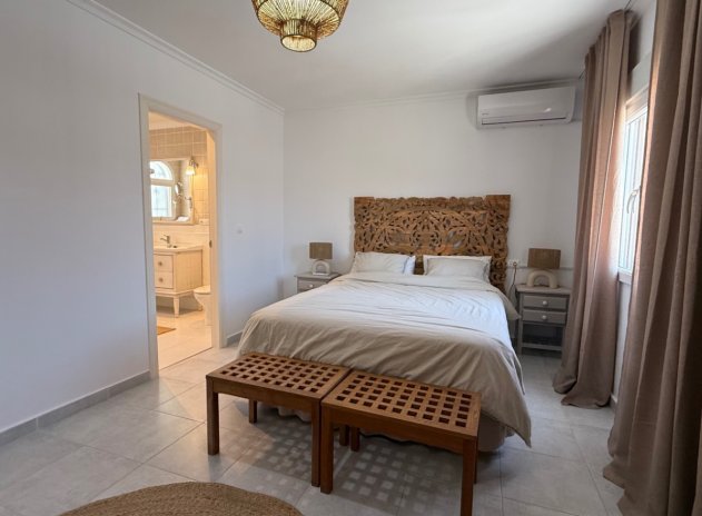 Resale - Villa * - Torrevieja *