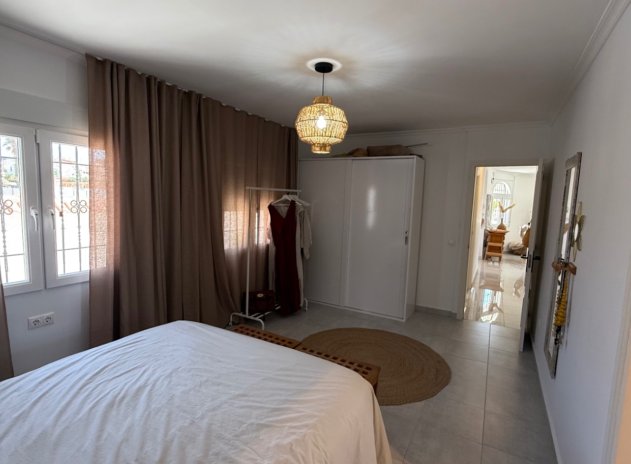 Resale - Villa * - Torrevieja *