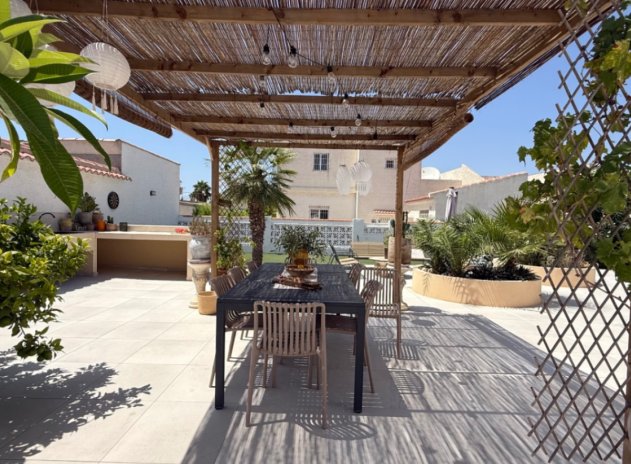 Resale - Villa * - Torrevieja *