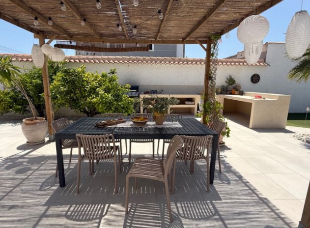 Resale - Villa * - Torrevieja *