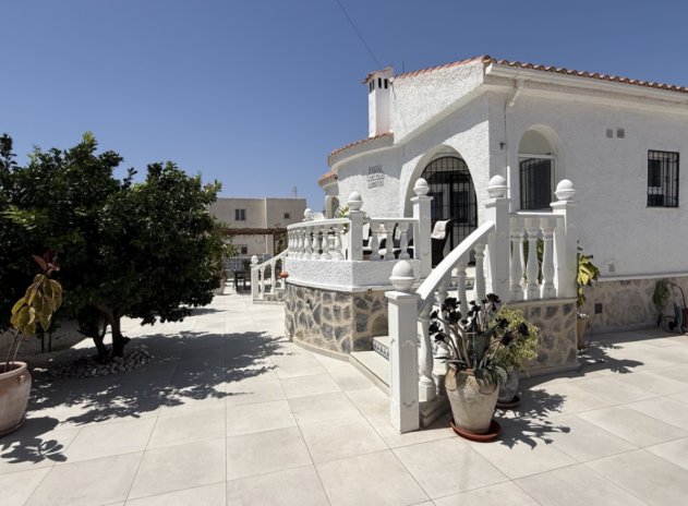 Resale - Villa * - Torrevieja *