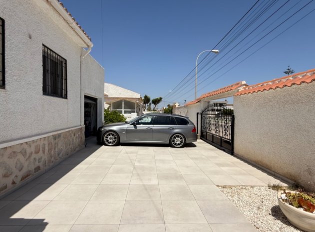 Resale - Villa * - Torrevieja *